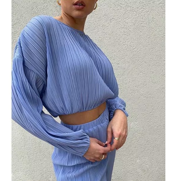 Gianni Bini Blue Pleated Crew Neck Blouse and  pant set - Picture 2 of 9